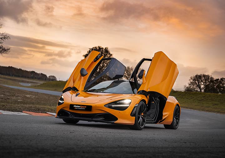 McLaren 720S sur circuit de face les portes ouvertes