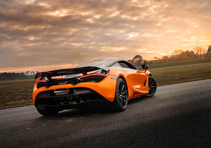 McLaren 720S sur circuit de dos