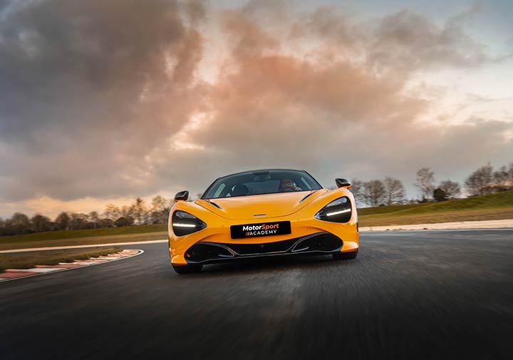 McLaren 720S roulant sur circuit de face