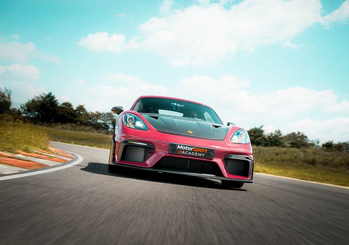 Porsche 718 Cayman GT4 RS de face sur circuit
