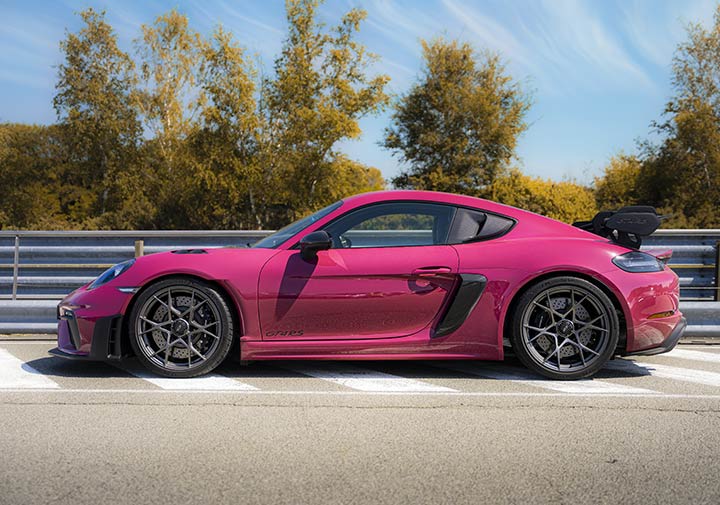 Porsche 718 Cayman GT4 RS de côté 