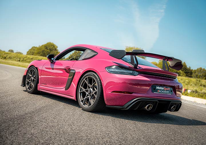 Porsche 718 Cayman GT4 RS de 3/4 arrière sur circuit