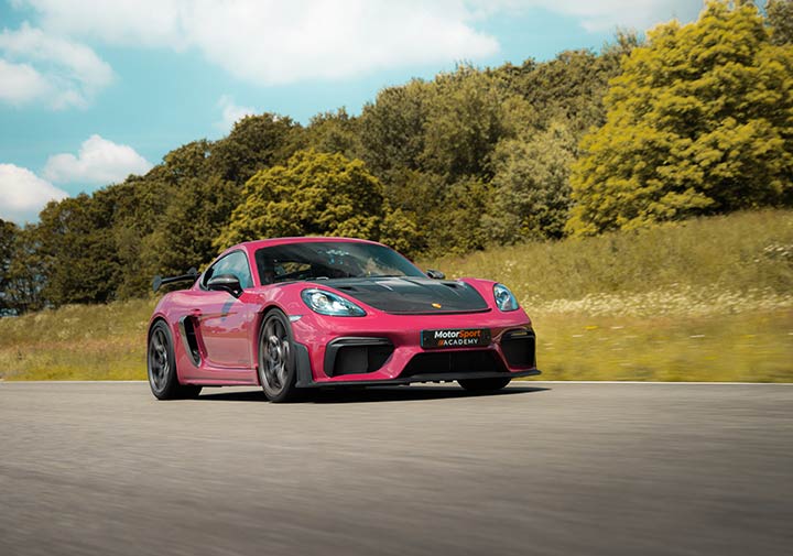 Porsche 718 Cayman GT4 RS roulant sur la piste