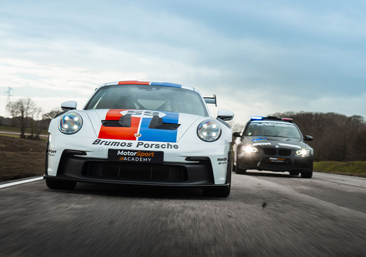 Course poursuite sur circuit Porsche 992 GT3 RS et BMW M3 police
