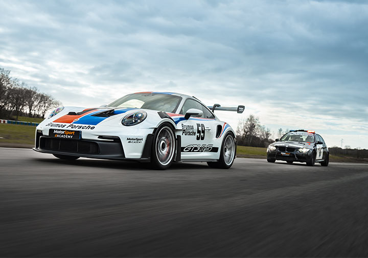 Course poursuite sur circuit Porsche 992 GT3 RS et BMW M3 police