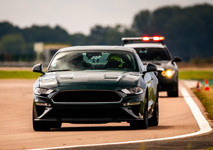 Course poursuite sur circuit entre Ford Mustang Bullitt et BMW M3