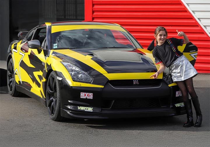 Enfant à côté de la Nissan GTR R35