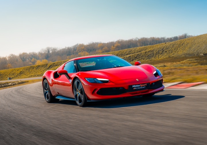 Ferrari 296 GTB sur le circuit  Val de Vienne