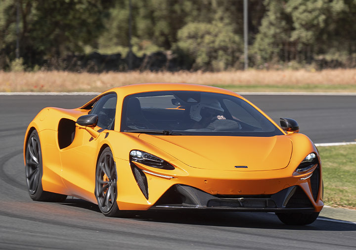 Pilote au volant de la McLaren Artura sur circuit