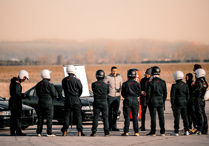 Briefing stage de pilotage cascade automobile