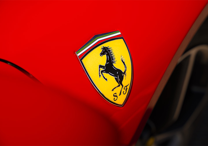 Logo Ferrari sur voiture