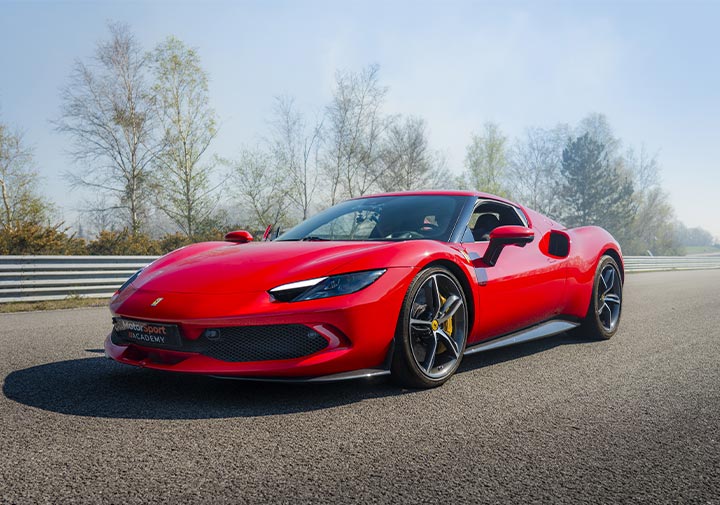 Ferrari 296 GTB sur circuit