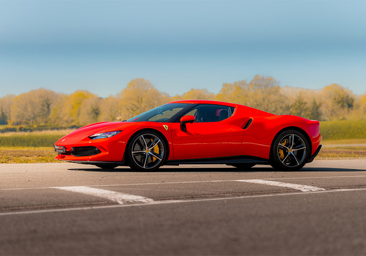 Ferrari 296 GTB sur circuit