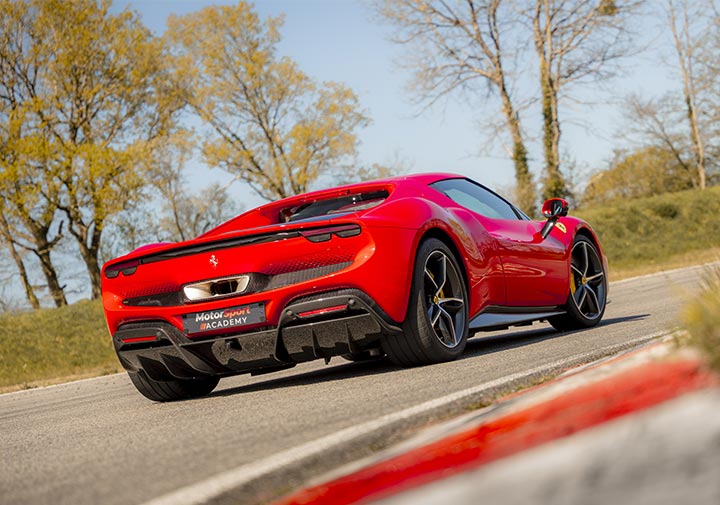 Ferrari 296 GTB sur circuit de dos
