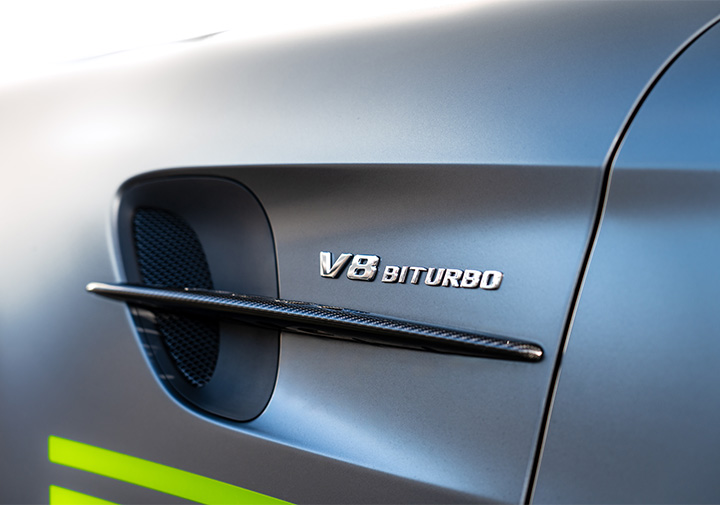Flanc Mercedes AMG GTR avec inscription V8 biturbo