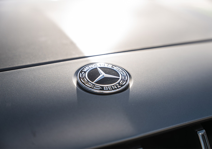 Logo Mercedes sur le capot