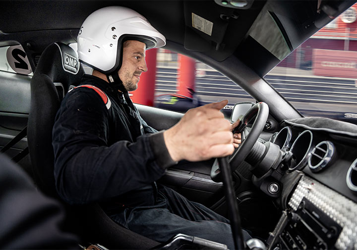 Homme au volant en stage de pilotage Gymkhana