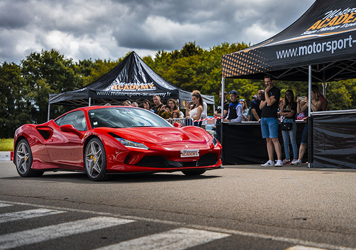 Ferrari F8 Tributo sur le circuit de Fay-de-Bretagne