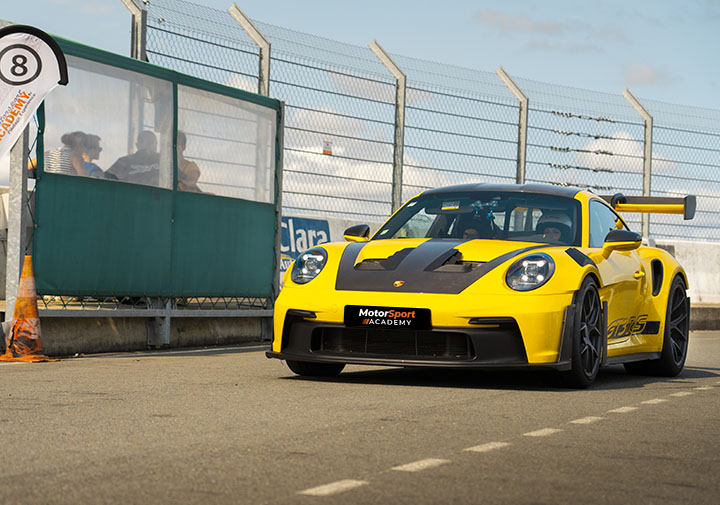 Porsche 992 GT3 RS sur le circuit de Fontenay-le-Comte