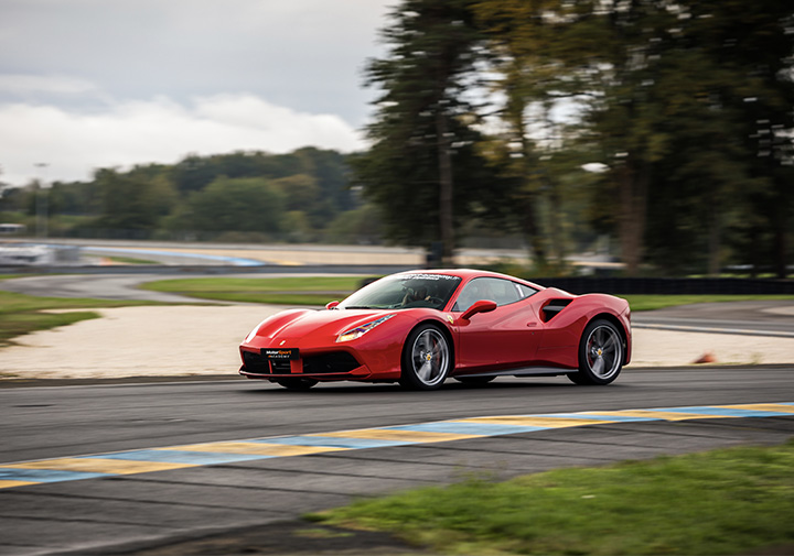 Ferrari 488 GTB sur le circuit du Mans