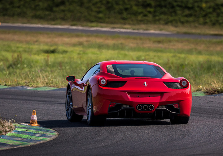 Ferrari 458 Italia sur circuit de dos