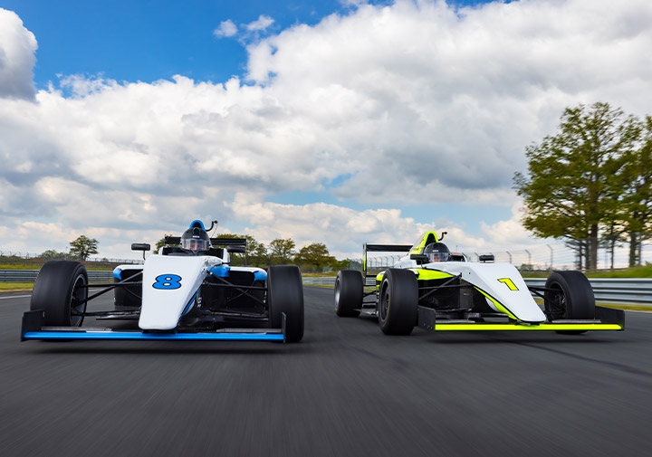 Deux monoplaces Formule 4 sur piste