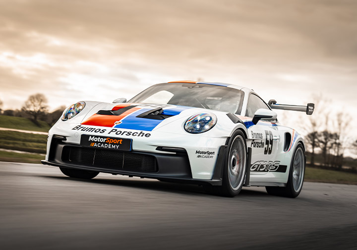 Porsche 992 GT3 RS sur le circuit de Fay de Bretagne en perfectionnement