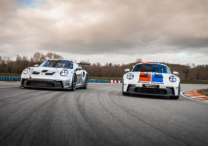 Porsche 992 GT3 RS et Porsche 992 Cup sur le circuit de Fay de Bretagne en perfectionnement