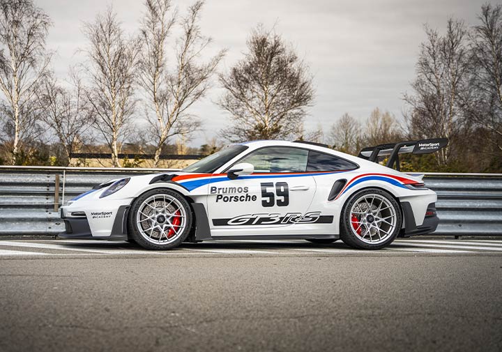 Porsche 992 GT3 RS dans les stands du circuit Fay de Bretagne