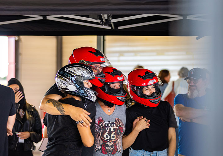 Stagiaires à côté de la BMW M3 circuit Fay de Bretagne