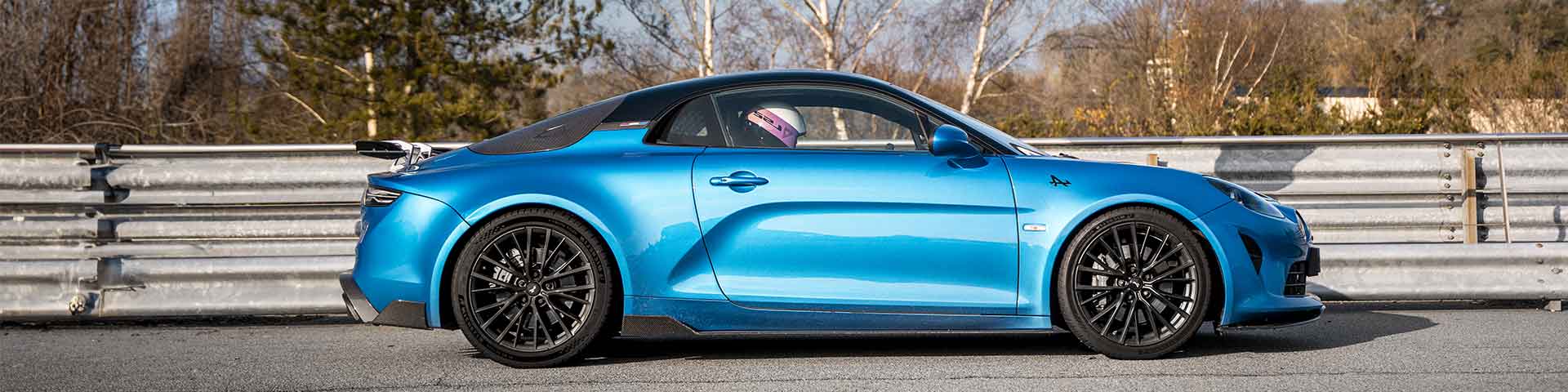 Alpine A110 R dans les stands du circuit Fay de Bretagne