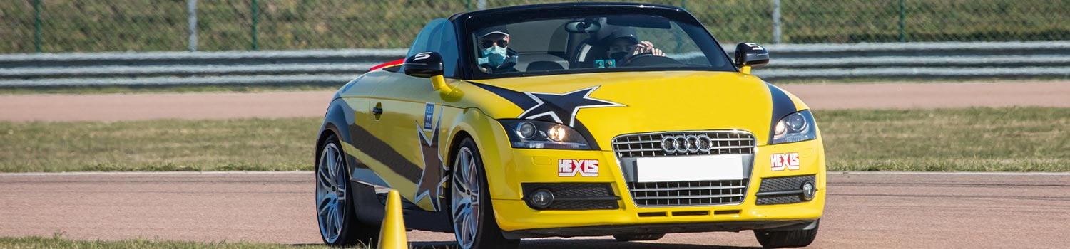 Enfant au volant d'une voiture de sport