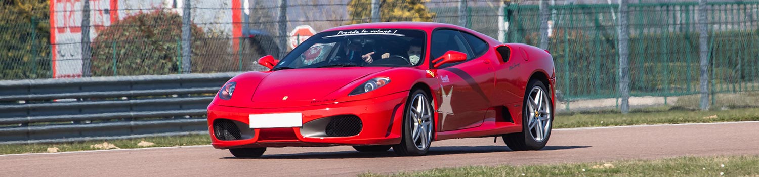 Enfant au volant d'une voiture de sport