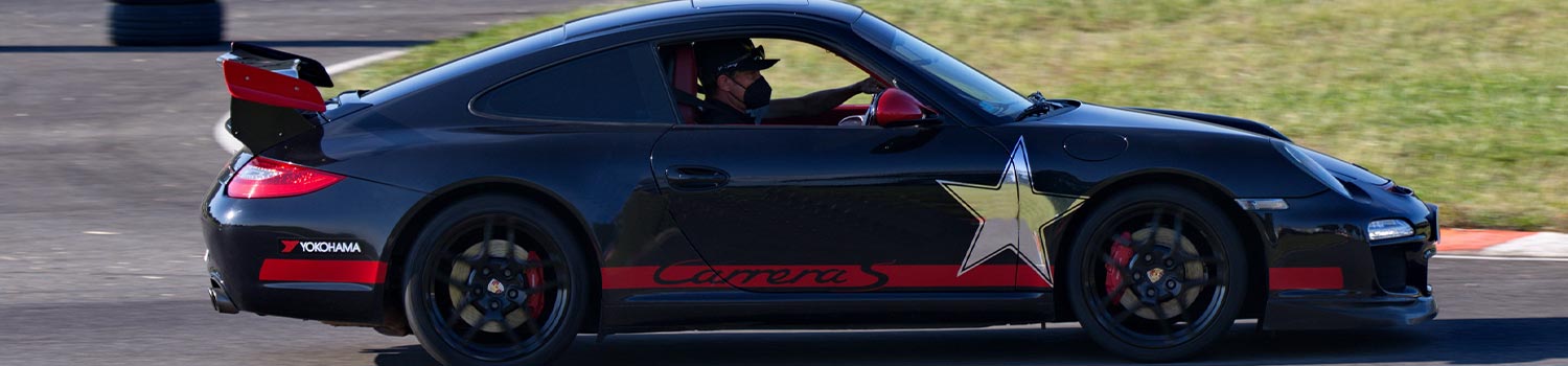 Enfant au volant d'une voiture de sport