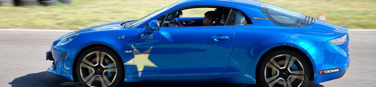 Enfant au volant d'une voiture de sport
