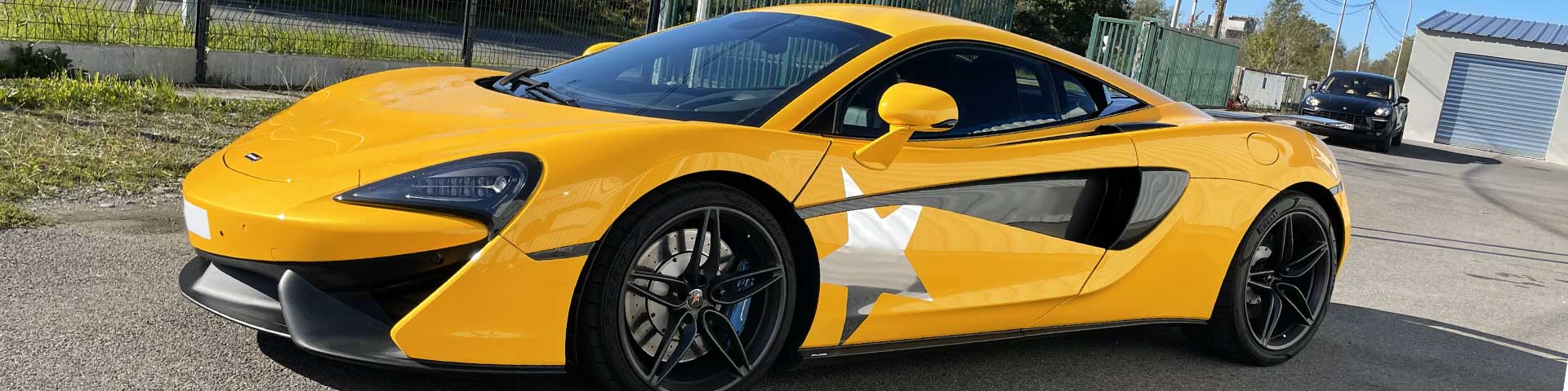 Enfant au volant d'une voiture de sport