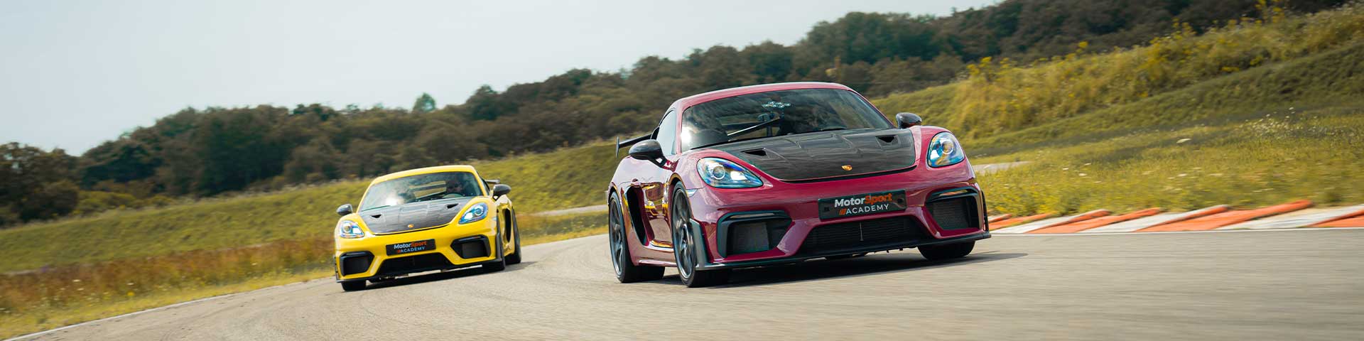 Porsche 718 Cayman GT4 RS en stage de pilotage perfectionnement circuit Fay de Bretagne