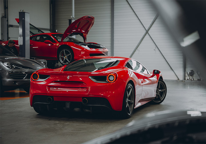 Ferrari 488 GTB dans le garage de Motorsport Academy