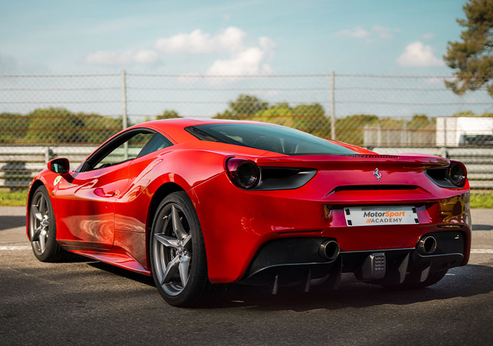 Ferrari 488 GTB dans les stands du circuit de Lohéac