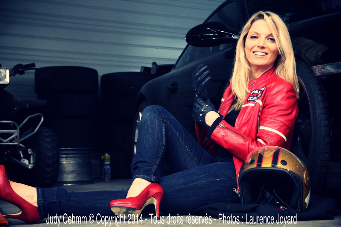 La séance photo de la chanteuse Judy CEHMM chez Motorsport Academy !