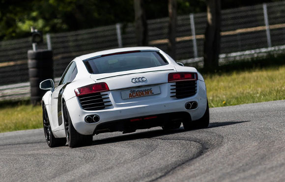 Conduire une Audi sur circuit : de 0 à 100 km/h en 4,6 secondes !