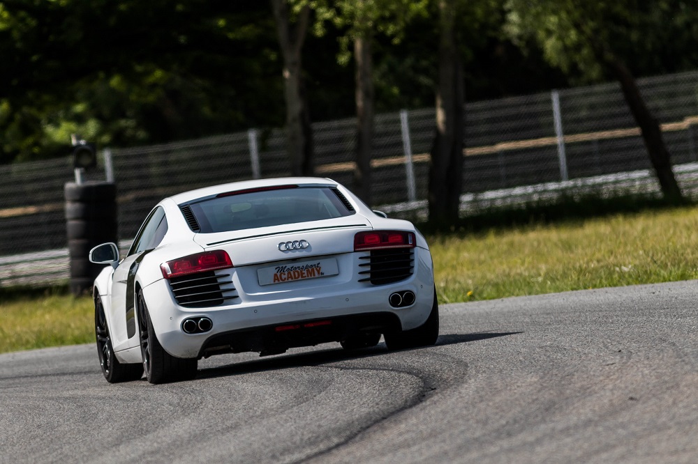 Conduire une Audi sur circuit : de 0 à 100 km/h en 4,6 secondes !