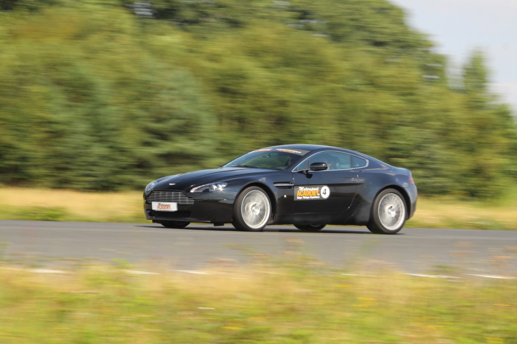 Conduire une Aston Martin sur Circuit : en mode 007 !