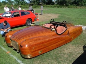 Une voiture avec la carosserie en bois