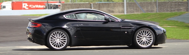 Conduire une Aston Martin sur circuit